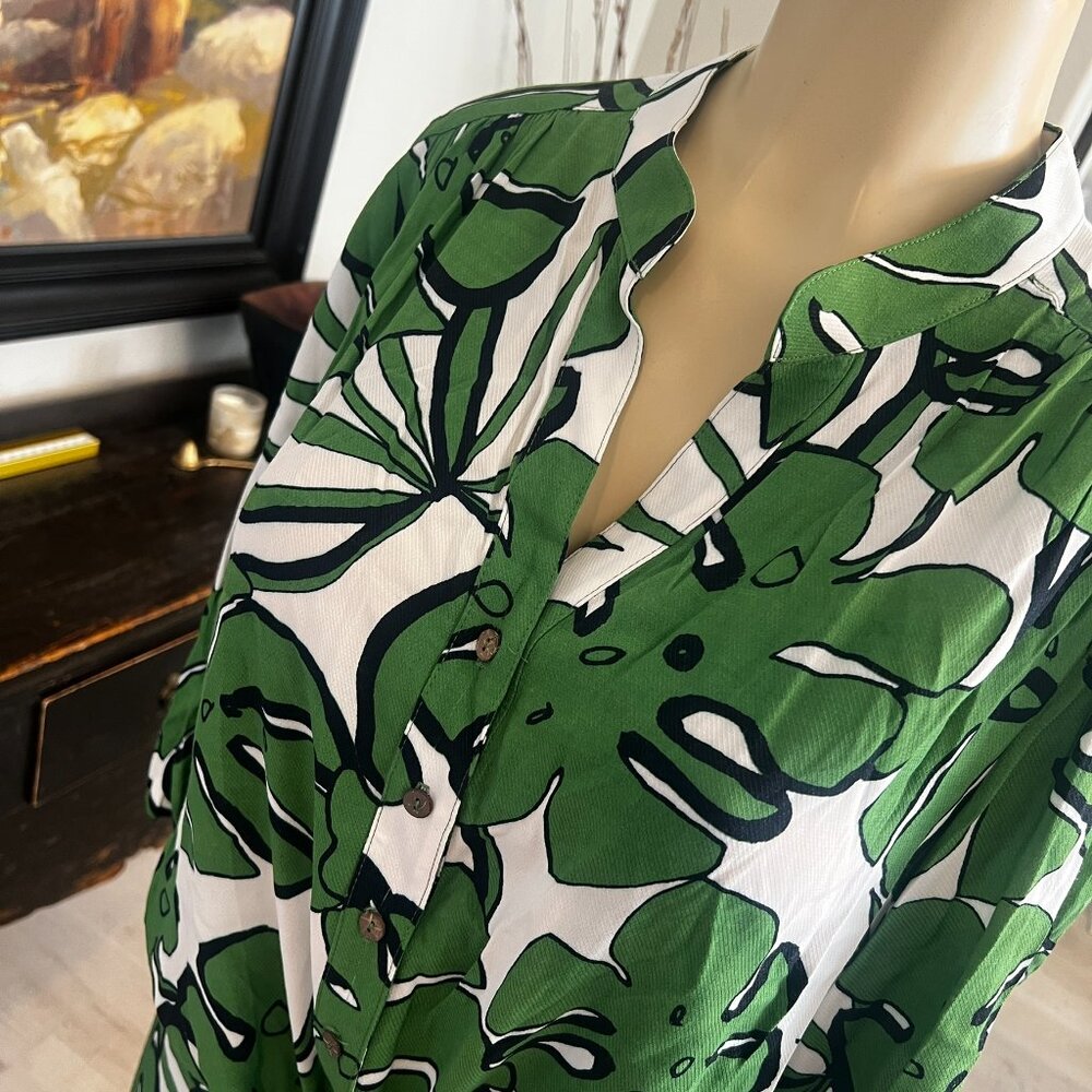 TRINA TURK Pants and Top Set tropical green leaves on white backdrop - Picture 3 of 8